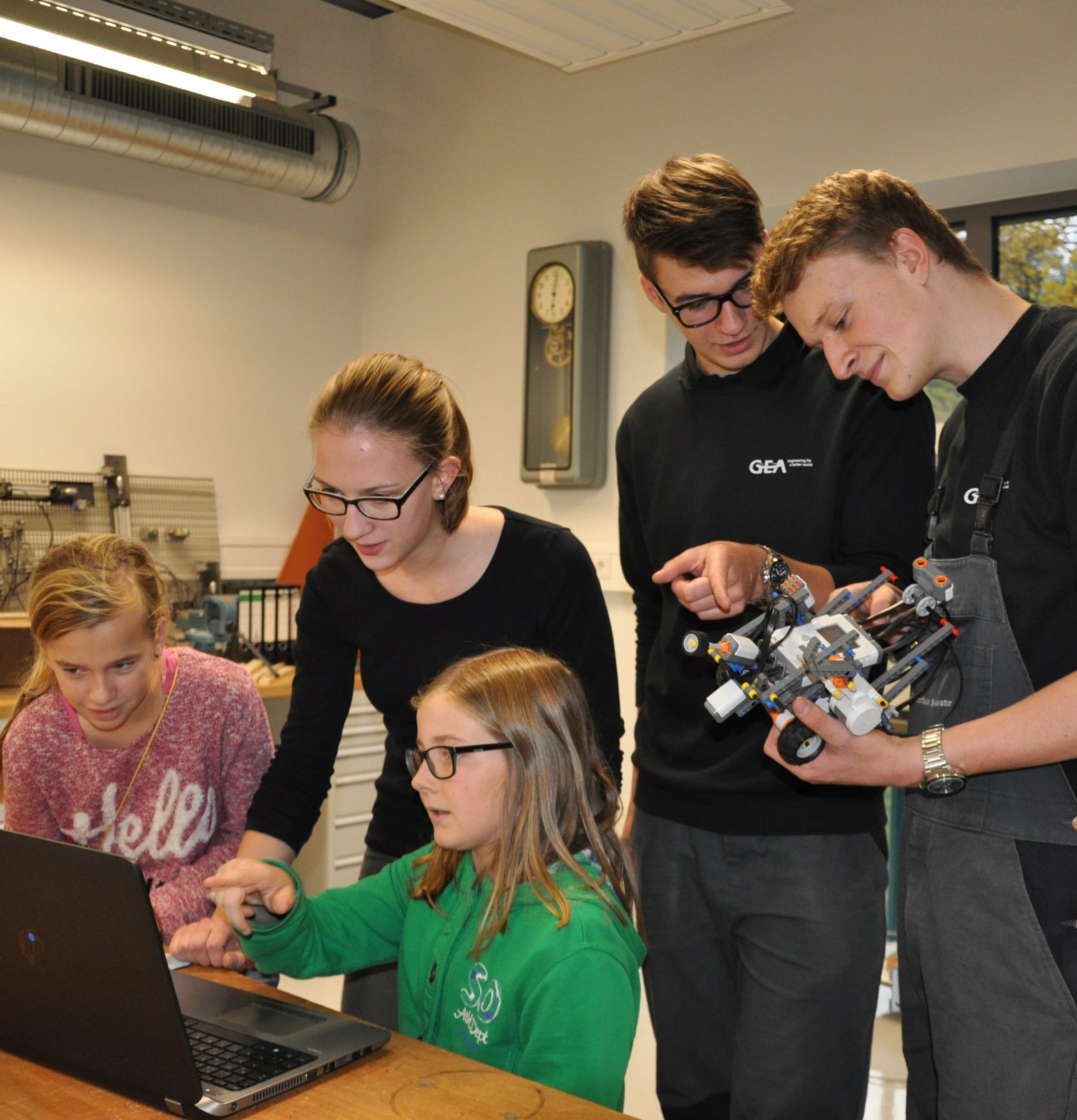 DSC_4069_Roboter-AG_mit Azubis_geschnitten_hochkant