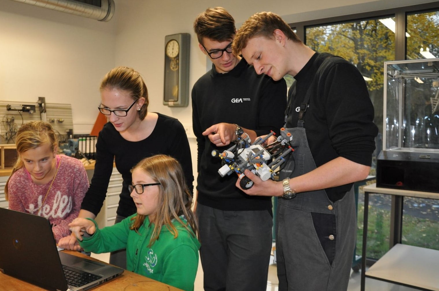 DSC_4069_Azubis_Roboter-AG_Broschüren-Foto_geschnitten_quer_kleiner